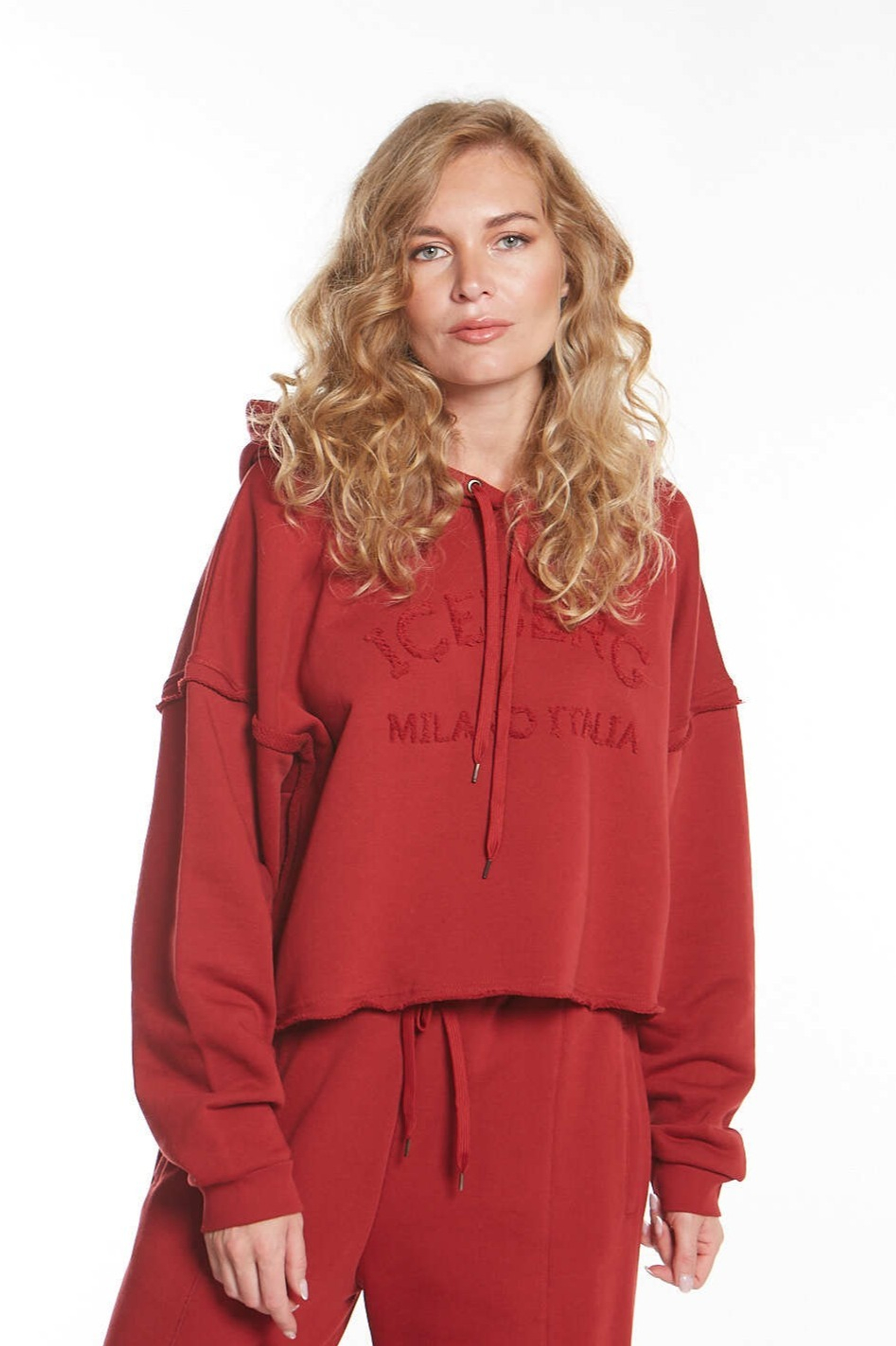 УКОРОЧЕННАЯ ТОЛСТОВКА С КАПЮШОНОМ