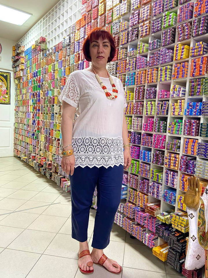 Блузка с вышивкой груди, короткий кружевной рукав и подол, сзади на пуговке цвет белый Хлопок 100%