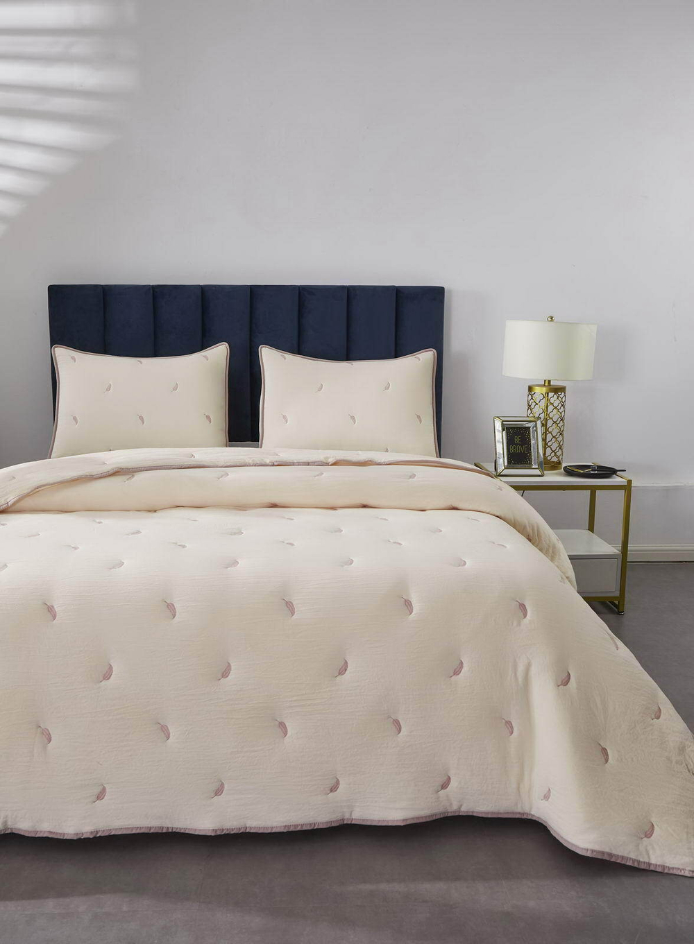 Покрывало 230x250 и 2 наволочки 50х70 Sofi De MarkO Эрика кремовое