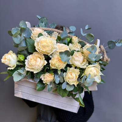 Композиция "Саммер М"(кустовая роза ,эвкалипт)