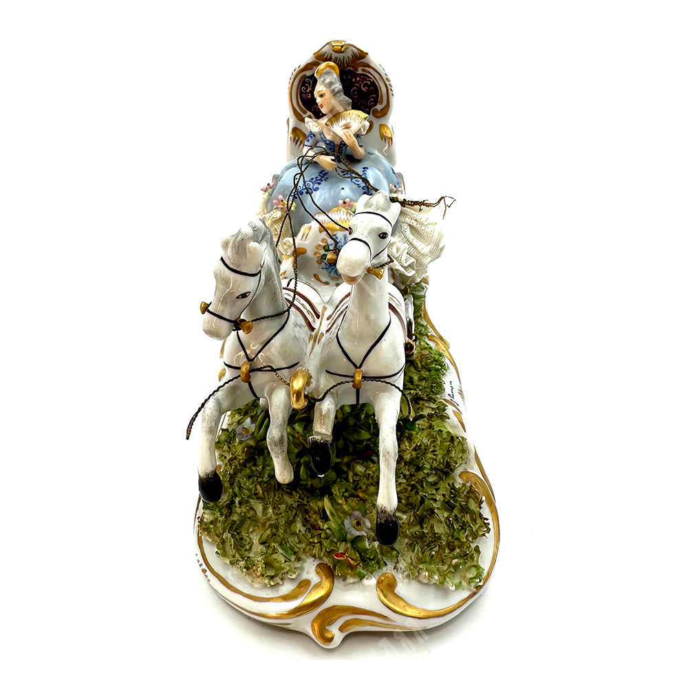 Маленькая повозка, запряжённая лошадьми. Фарфор, круж. фарфор, руч.роспись. Capodimonte. н. ХХ в.