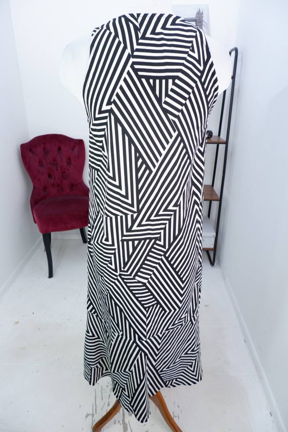 Платье Raimax с монохромными линиями,маркировка S, визуально на 44 размер, новое