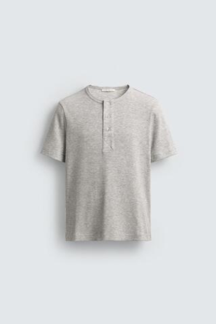 ZARA ФУТБОЛКА С ВОРОТНИКОМ НА ПУГОВИЦАХ, СВЕТЛО-СЕРЫЙ