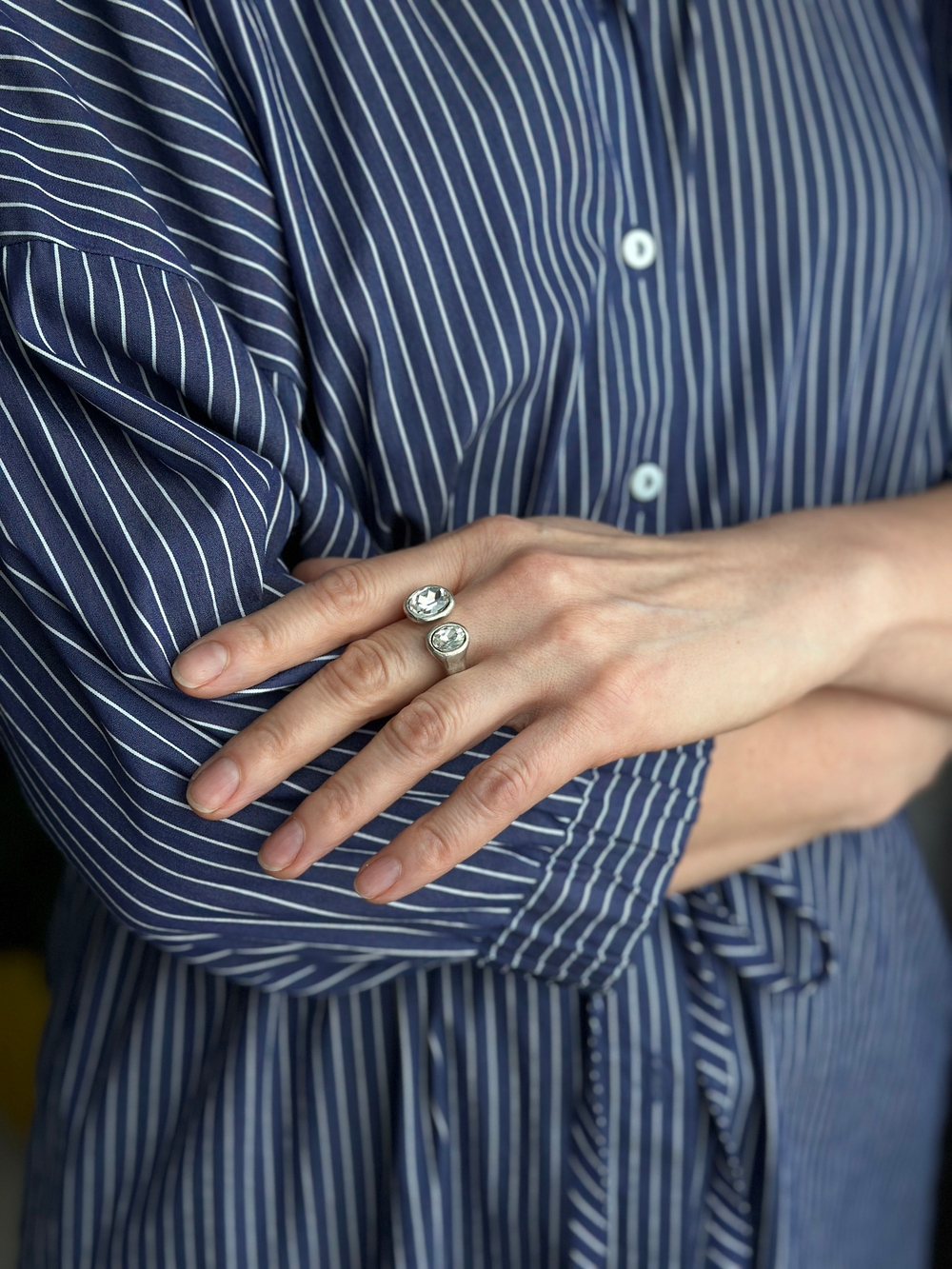 Кольцо несмыкаемое с двумя прозрачными кристаллами Swarovski, Турция