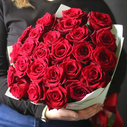 Букет из красных роз в упаковке
