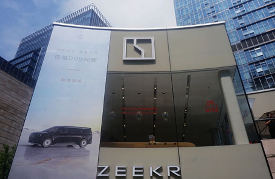 Zeekr приступила к поставкам электромобилей с LFP-батареей