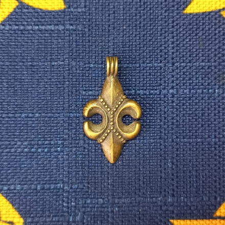 Подвеска. Лилия