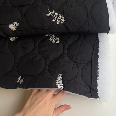 Курточная стежка Белые букеты на чёрном фоне