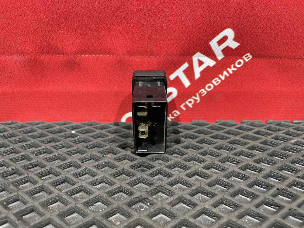 Кнопка освещения за кабиной