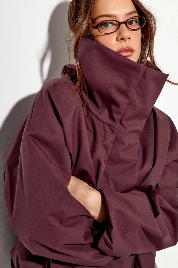 Ветровка О-силуэта с высоким воротом винного цвета