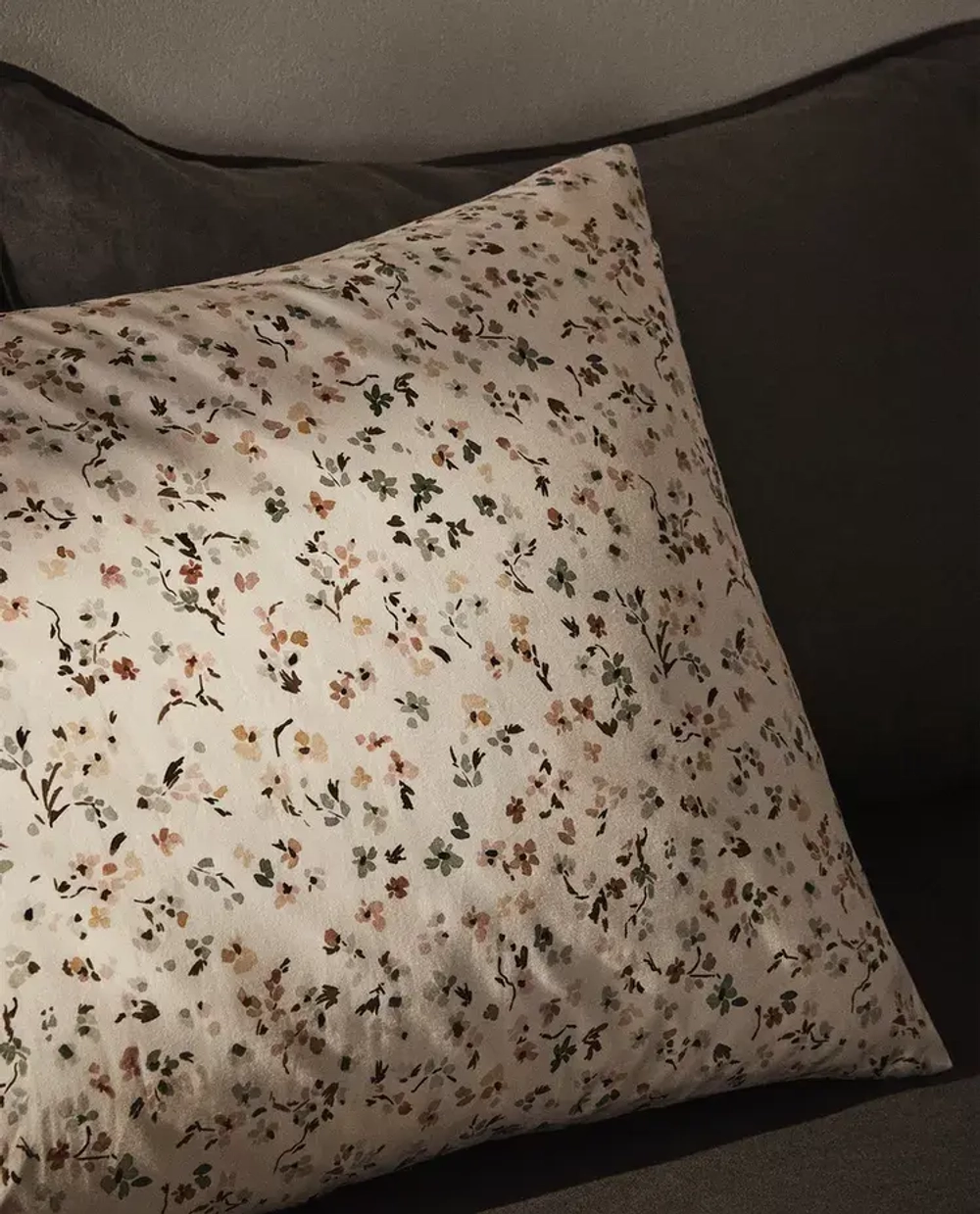 ZARA HOME НАВОЛОЧКА С ЦВЕТОЧНЫМ ПРИНТОМ, ЭКРЮ