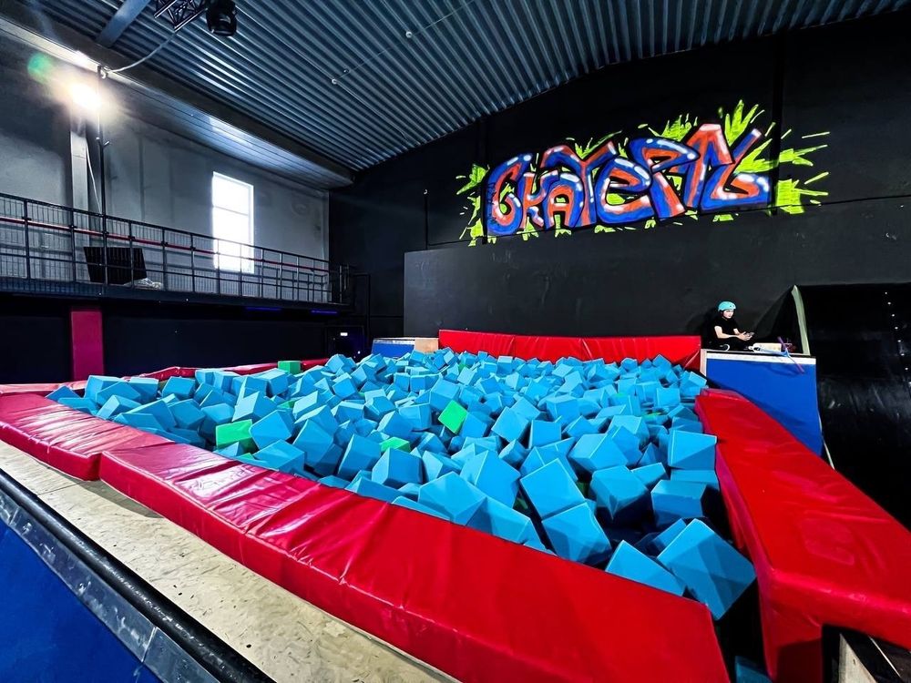 ОДНОЦВЕТНЫЕ КУБИКИ ИЗ КРЕПКОГО ПОРОЛОНА ДЛЯ ЯМЫ ПРИЗЕМЛЕНИЯ