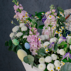172. Ароматный весенний букет с маттиолой и ромашками