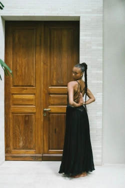 Черное платье-русалка с эффектом мерцания