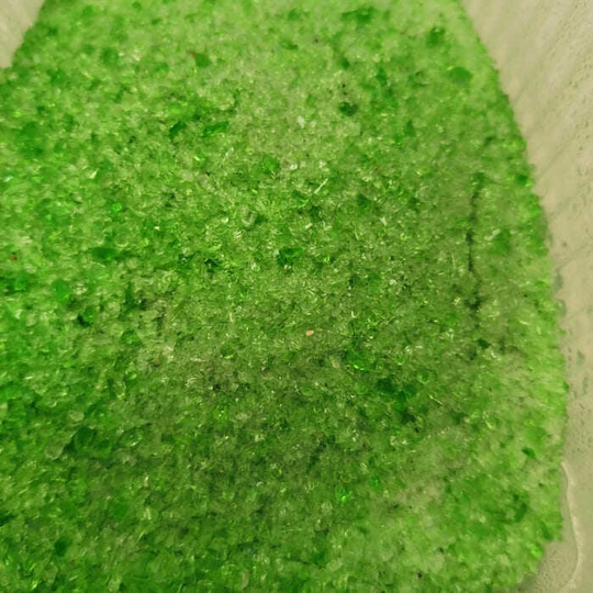 Стеклянная крошка ЗЕЛЕНОЕ фракция 0,5-2 мм (песок) (100 г)