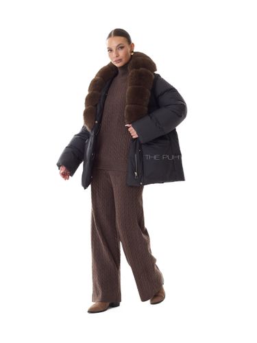 Черный удлиненный пуховик с поясом и меховым воротником