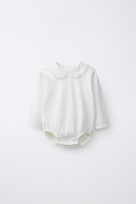 ZARA БОДИ С ВЫШИТЫМ ОТЛОЖНЫМ ВОРОТНИКОМ, ЖЕЛТОВАТО-БЕЛЫЙ