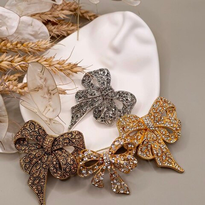 Брошь " Бант со стразами"