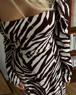 Платье миди из вискозы с квадратным вырезом и объёмными рукавами