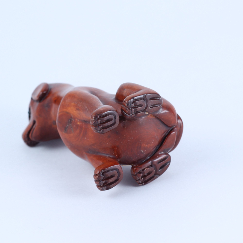 Нэцкэ Собака сидит