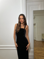 Платье из бархата на лямках миди черное