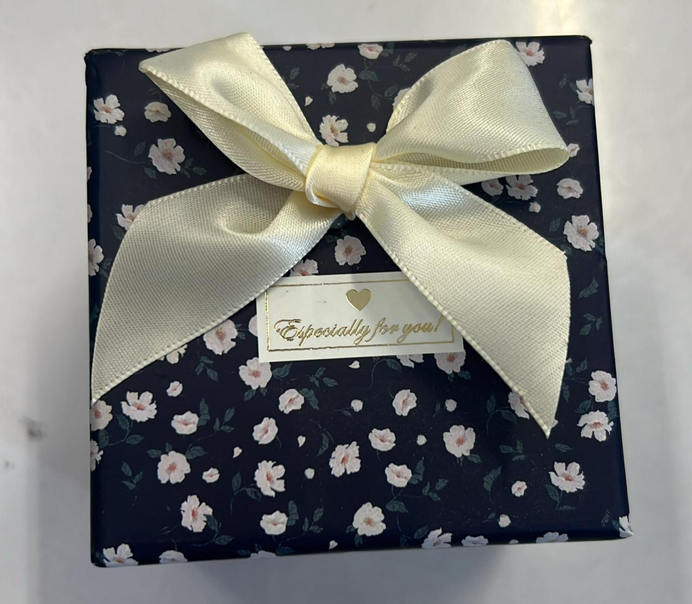 Коробка в цветок 15*15*15 см.