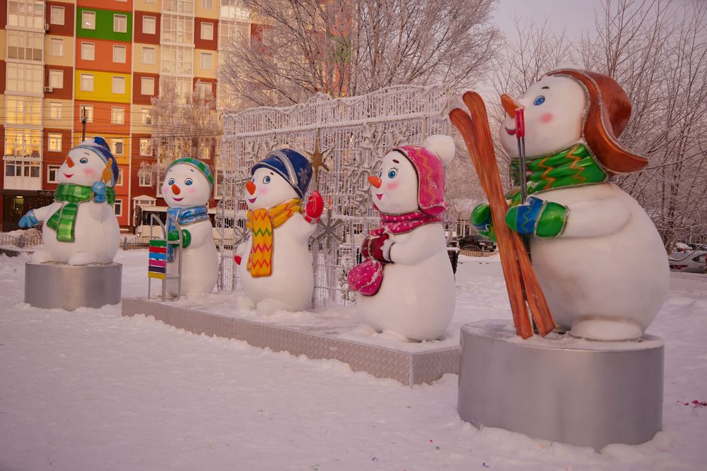 Уличная фигура "Снеговичок с лыжами"