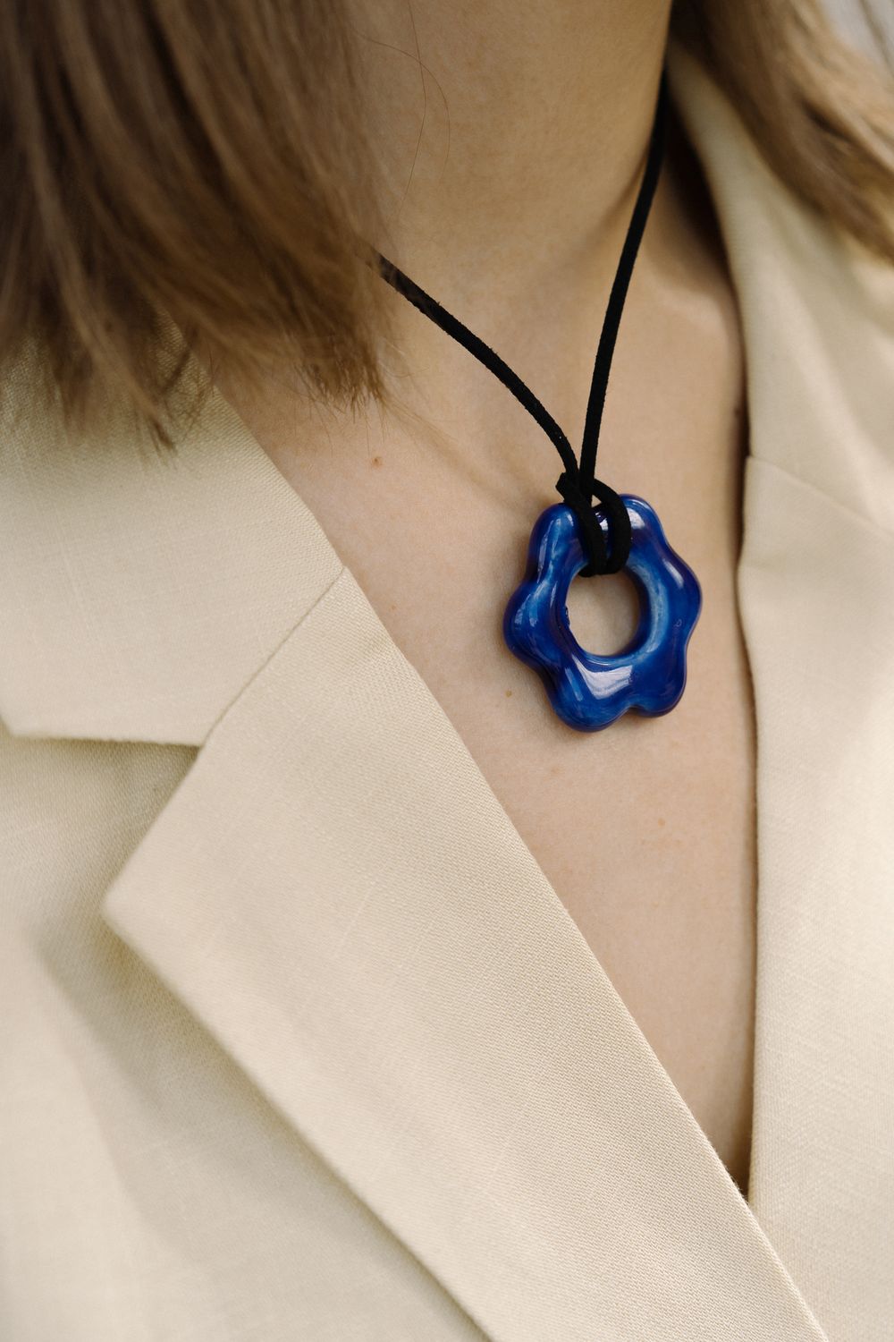 Подвес Цветок maxi на шнурке, синий, керамика