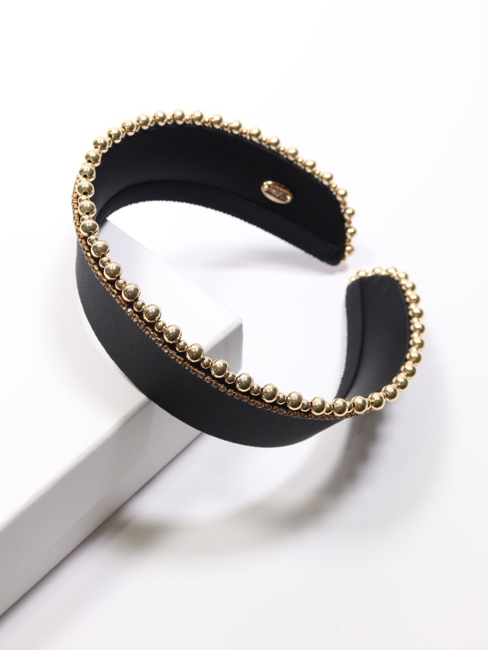 Кокошник с золотым декором по верхнему краю