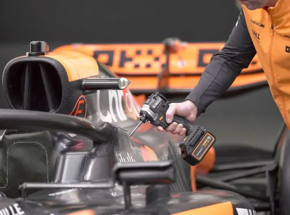 Аккумуляторный набор DEWALT McLaren Limited Edition DCK200MP2T: дрель-шуруповерт + шуруповерт, с 2 АКБ 5 Ач и ЗУ, в кейсе