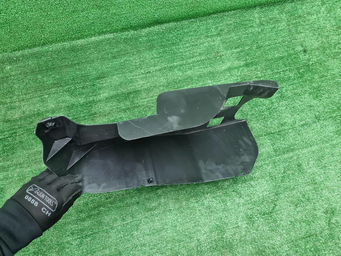 Пыльник заднего бампера правый Lexus LX 3 (15-23)