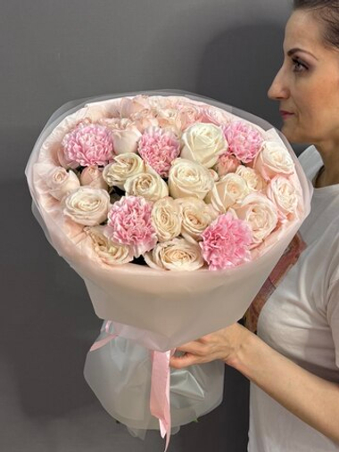 Дуо-букет с кустовыми пионовидными розами и диантусами