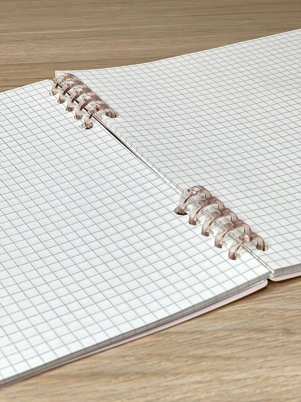 Блокнот квадратный в клетку 60л 195х210 мм розовый (8808-016)