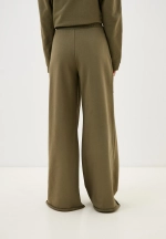 Широкие брюки с накладными карманами