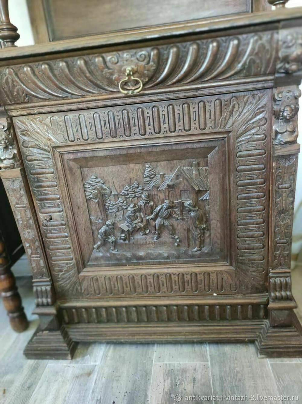 Старинный узкий буфет с витражами