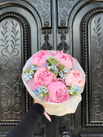 Букет  5 розовых пионов с голубой незабудкой в фирменном  оформлении