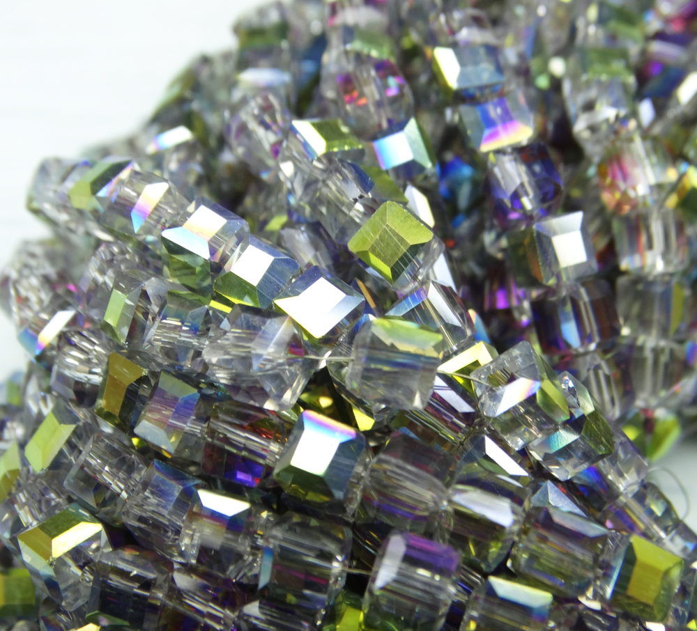 БВ057ДН4 Хрустальные бусины квадратные, прозрачный с пурпурно-зеленым AB, 4 мм, кол-во: 44-45 шт.