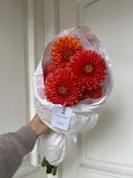 Кулек из георгин в оранжевом оттенке