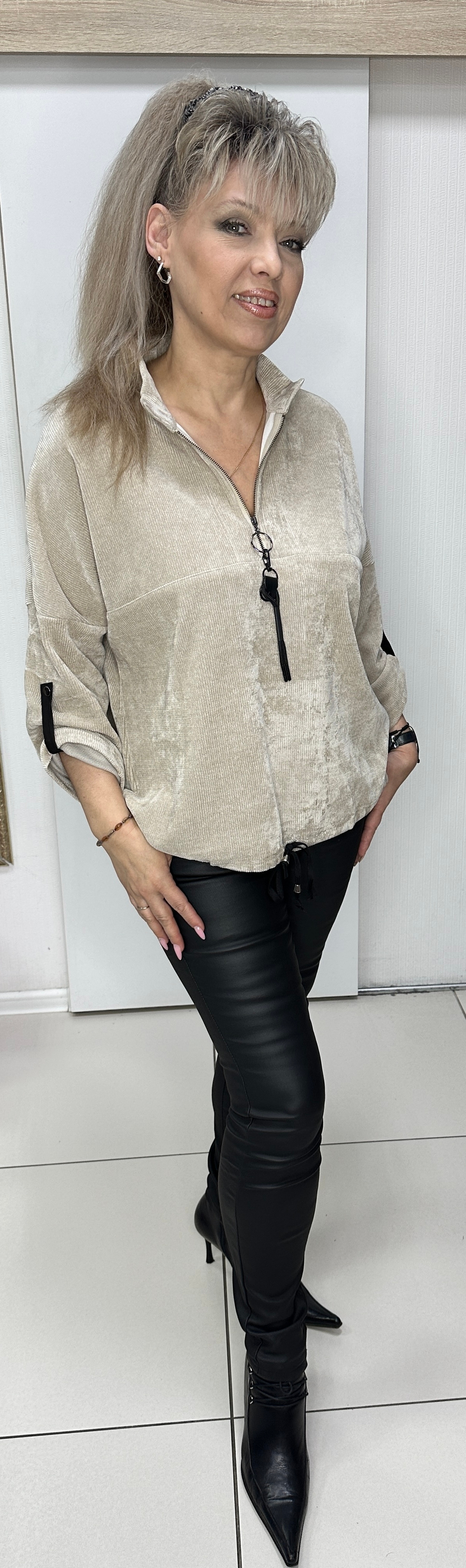 Толстовка-свитшот из микро-вельвета в бежевом цвете