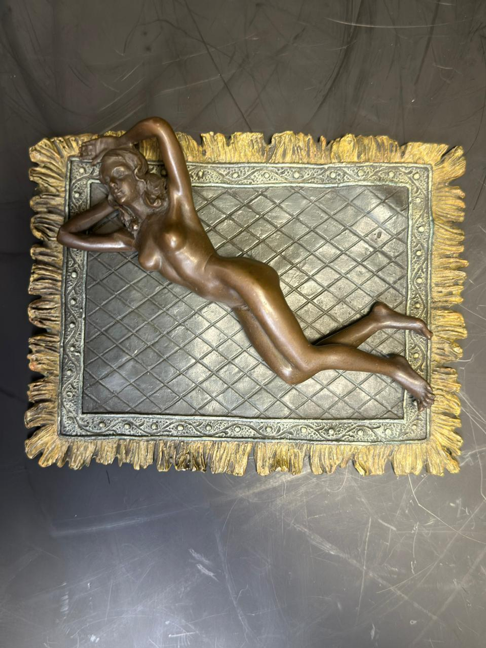Бронзовая скульптура в стиле Венской бронзы «Обнаженная на ковре»