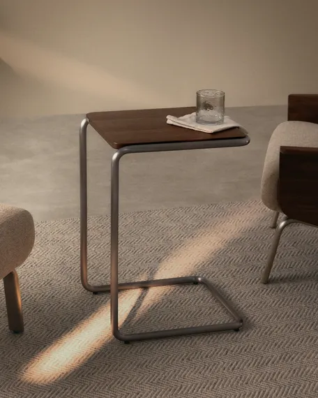 Приставной столик Tarsel из орехового шпона и стали