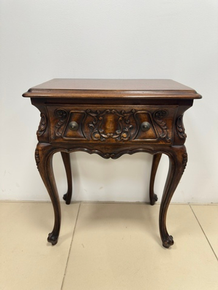 Приставной столик в стиле Людовика XV