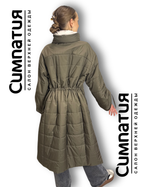 Куртка-пальто свободного кроя в длине макси в хаки цвете с возможностью приталивания с помощью кулисок