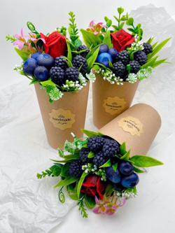 «Роза в ягодах, крафт» мини букет