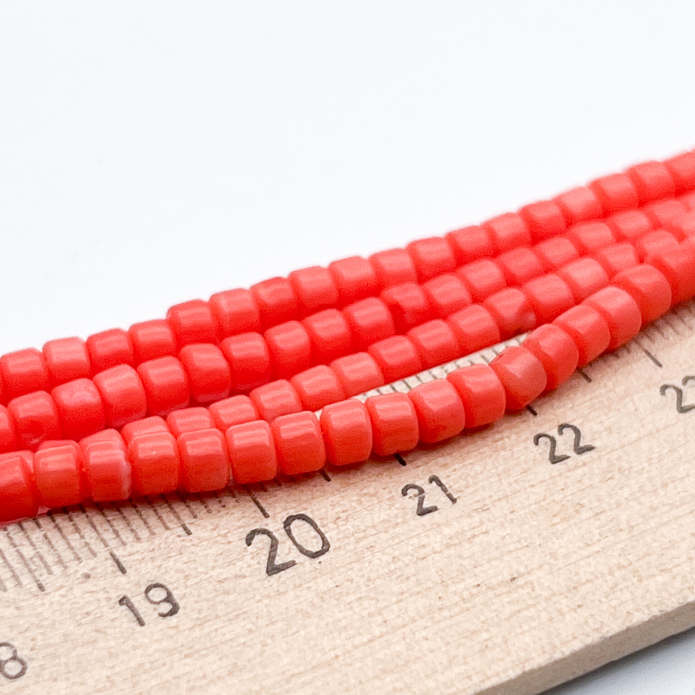 Коралл тонированный бусины, размер около 4*2,8 мм, цена за 30-31 шт (1/4 нити)