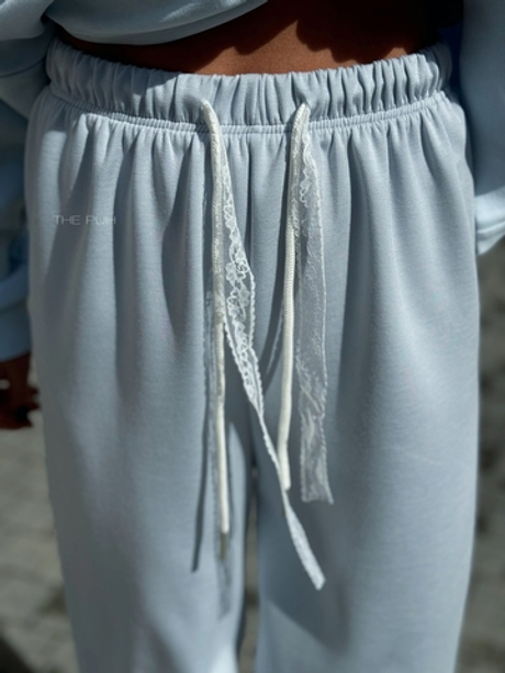 Голубые трикотажные брюки с кружевной кулиской