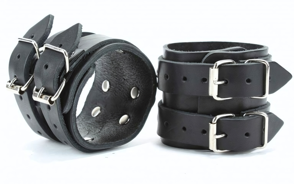 Черные широкие кожаные оковы с двумя пряжками (Цвет: черный)