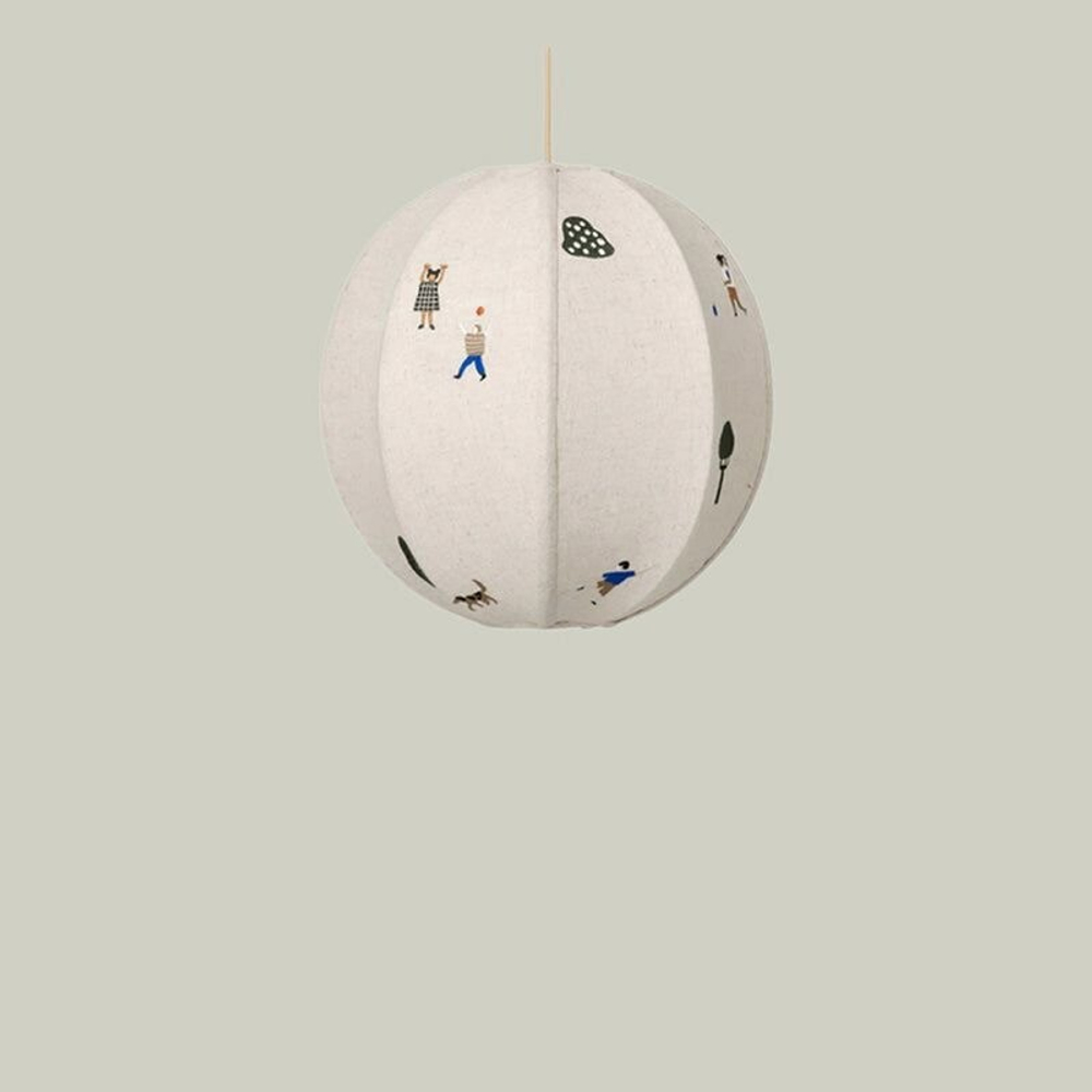 Нежный подвесной светильник в виде круглого абажура с минималистичными рисунками людей и деревьев.