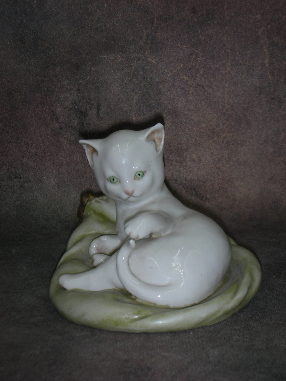 Статуэтка. Фарфор. Котёнок на зелёной подушке. Capodimonte. Италия