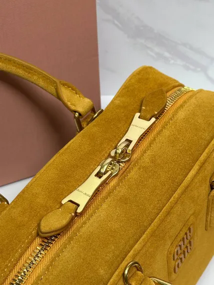 Замшевая сумка MIU MIU Arcadie matelasse, горчичный